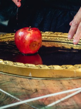 Cadılar Bayramı için kara büyü gibi zehirli elmayı kurbana hazırlayan cadı.