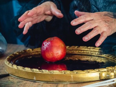 Cadılar Bayramı için kara büyü gibi zehirli elmayı kurbana hazırlayan cadı.