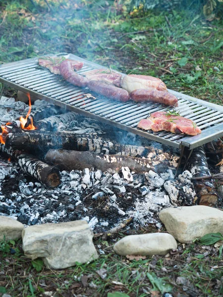 Cottura Carne Maiale Alla Griglia All Aperto Con Carbone — Foto Stock