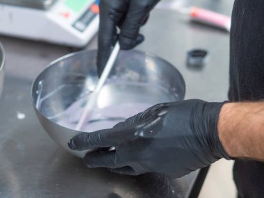 Kremalı pasta süslemesi için beyaz çikolata damlaları.