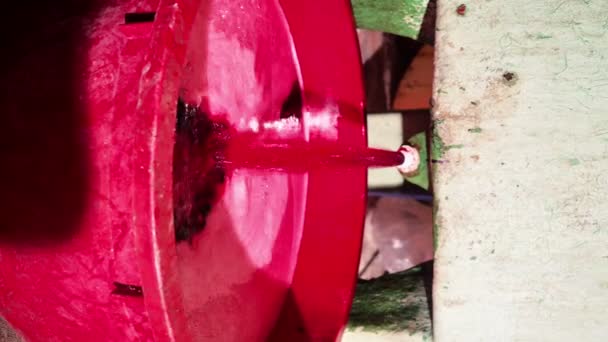 Agricultor Sênior Local Filtragem Vinho Tinto Multa Acabamento Antes Engarrafamento — Vídeo de Stock