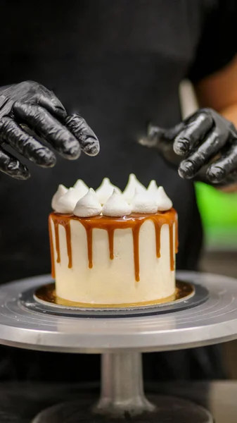 cake designer at work with a cupcake