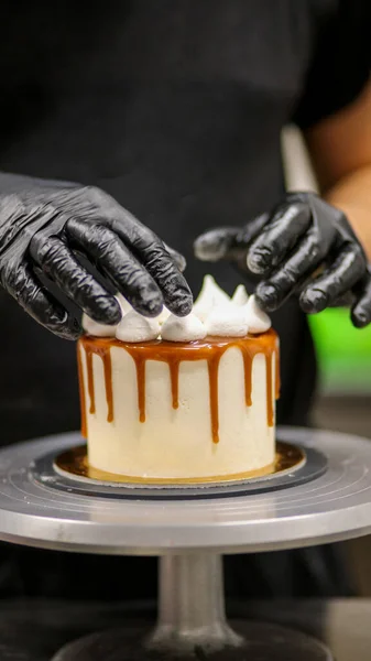 cake designer at work with a cupcake