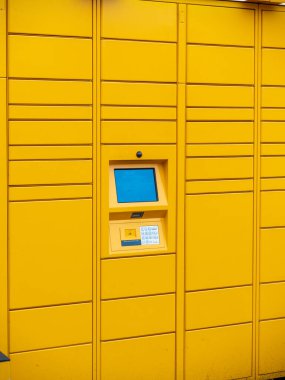 Amazon Hub Dolabı, müşterilerin siparişlerini kendileri alabilecekleri yer..