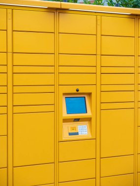 Amazon Hub Dolabı, müşterilerin siparişlerini kendileri alabilecekleri yer..