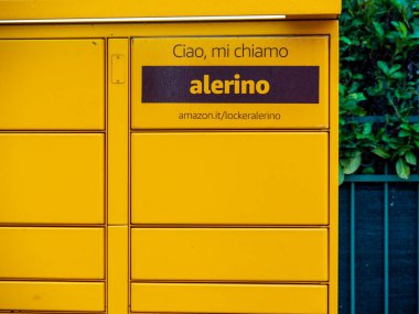 Amazon Hub Dolabı, müşterilerin siparişlerini kendileri alabilecekleri yer..