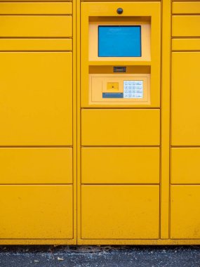 Amazon Hub Dolabı, müşterilerin siparişlerini kendileri alabilecekleri yer..