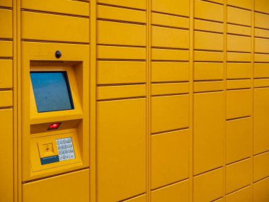 Amazon Hub Dolabı, müşterilerin siparişlerini kendileri alabilecekleri yer..