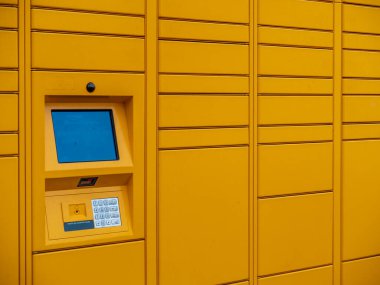 Amazon Hub Dolabı, müşterilerin siparişlerini kendileri alabilecekleri yer..