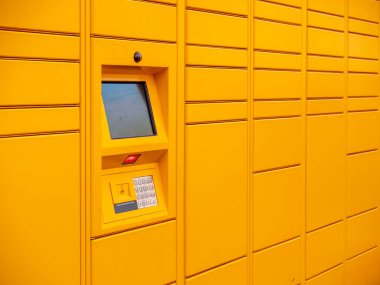 Amazon Hub Dolabı, müşterilerin siparişlerini kendileri alabilecekleri yer..