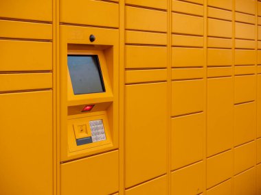 Amazon Hub Dolabı, müşterilerin siparişlerini kendileri alabilecekleri yer..