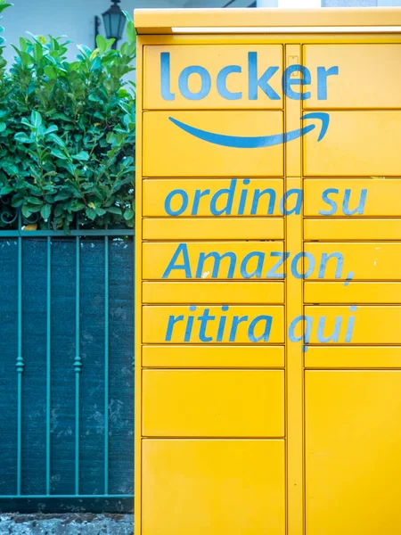Amazon Hub Locker Donde Los Clientes Pueden Tomar Pedido Por — Foto de Stock