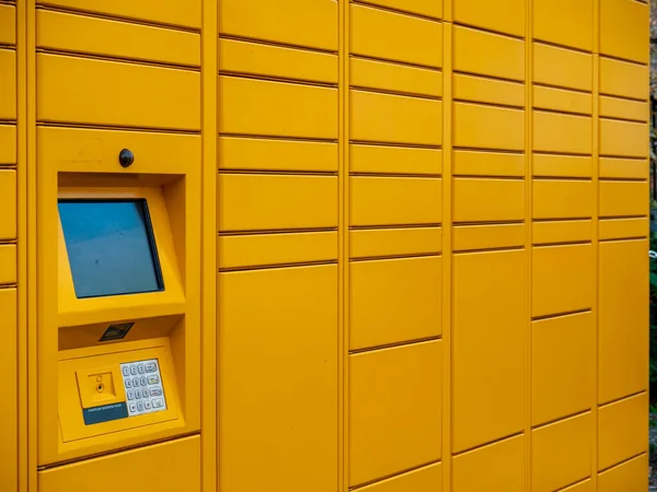 Amazon Hub Dolabı, müşterilerin siparişlerini kendileri alabilecekleri yer..