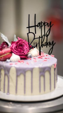 Şef usign macaron, çiçekler ve kutlama pastası için yazı.