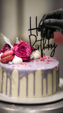 Şef usign macaron, çiçekler ve kutlama pastası için yazı.