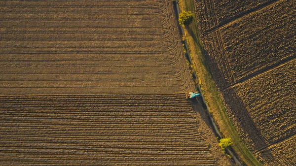 Rolnik Traktorem Niwelujący Grunty Wsi — Zdjęcie stockowe