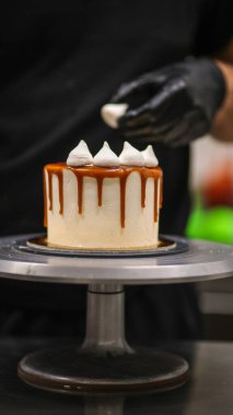 Kek tasarımcısı bir kekle iş yerinde.