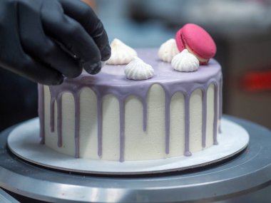 Tasarımcı üstte çalışırken dondurmalı pasta tezgahta