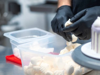 Tasarımcı üstte çalışırken dondurmalı pasta tezgahta