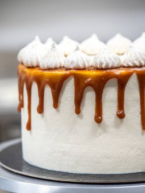 Şekerli, tuzlu, karamelli, dondurulmuş kremalı pasta.