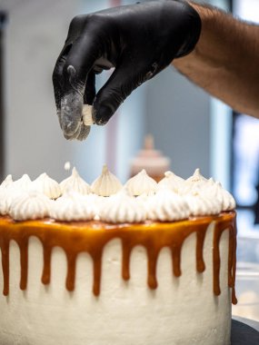 Tatlı kremalı karamel kekinin üstünde tatlı tatlı.