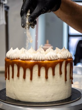 Tatlı kremalı karamel kekinin üstünde tatlı tatlı.