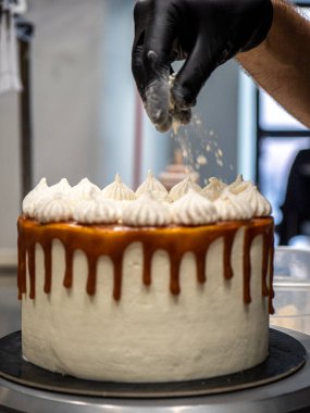 Tatlı kremalı karamel kekinin üstünde tatlı tatlı.