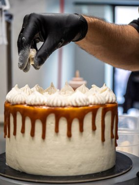 Tatlı kremalı karamel kekinin üstünde tatlı tatlı.