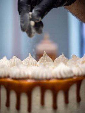 Tatlı kremalı karamel kekinin üstünde tatlı tatlı.