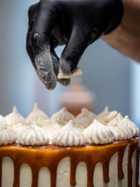 Tatlı kremalı karamel kekinin üstünde tatlı tatlı.