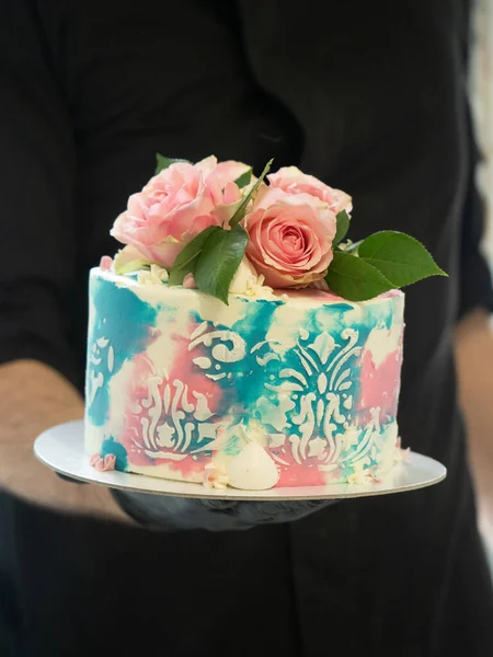 생일날 파스텔 케익에 장미를 뿌리고 청록색 데코를 뿌리는 — 스톡 사진