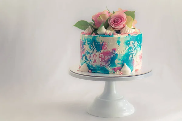 Geburtstag Pastell Gefrostete Tasse Kuchen Mit Topping Natürlichen Echten Rosen — Stockfoto