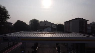 Cremona, İtalya - 14 Ekim 2002 İHA 'daki Eni benzin istasyonu tabelaları düşüyor