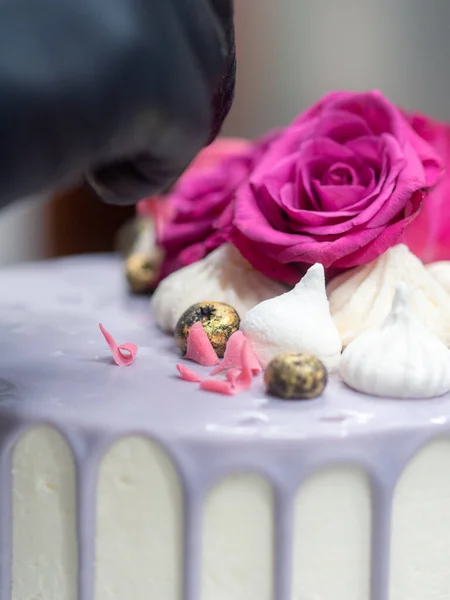 金色手绘装饰的浪漫蛋糕 — 图库照片