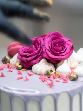 Altın el boyalı romantik pasta.