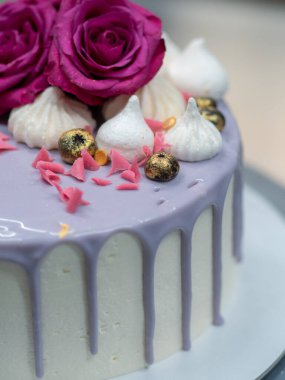 Altın el boyalı romantik pasta.