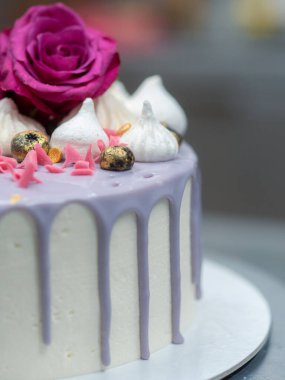 Altın el boyalı romantik pasta.