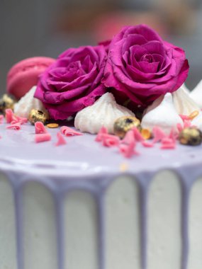 Altın el boyalı romantik pasta.