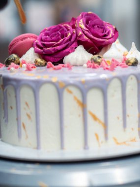 Altın el boyalı romantik pasta.