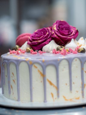 Altın el boyalı romantik pasta.