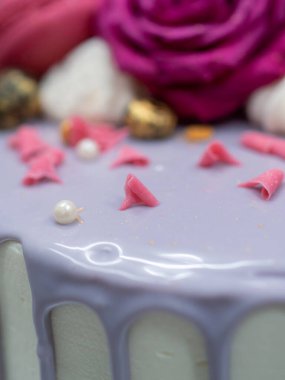 Altın el boyalı romantik pasta.