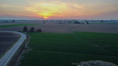 İHA İtalya 'da padain acısı içinde tarım arazisi üzerinde uçuyor.