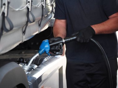 Benzin ve mazot dolum istasyonları ve arabalar.