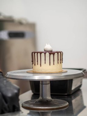 Tanınmayan bir işçi çikolatalı pasta ve dut hazırlıyor.