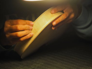 Kadın kemancı işyerinde kemancı