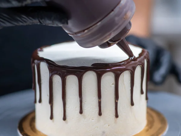 알아볼 수없는 근로자가 초콜릿 케이크와 딸기를 준비하고 — 스톡 사진