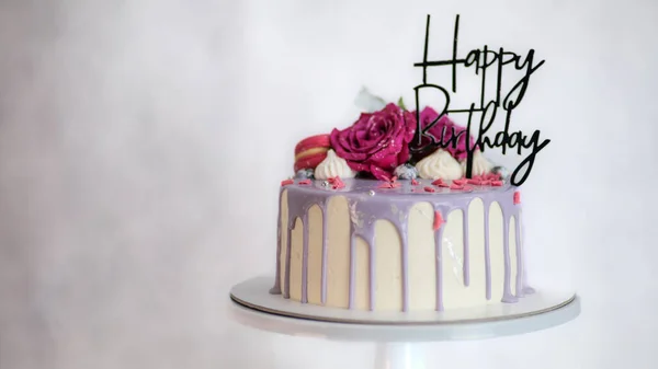 厨师Usign Macaron 花卉和文字标志庆祝蛋糕 — 图库照片