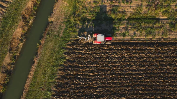 Letecký Pohled Trubcem Traktoru Orat Zemi Venkově — Stock fotografie