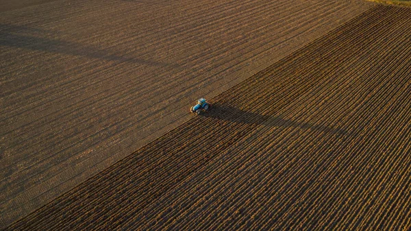 Фермер Трактором Вирівнювання Землі Сільській Місцевості — стокове фото