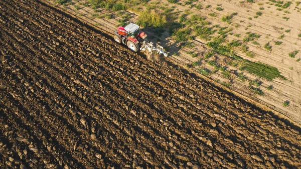 Vista Aérea Com Drone Trator Arar Terra Campo — Fotografia de Stock